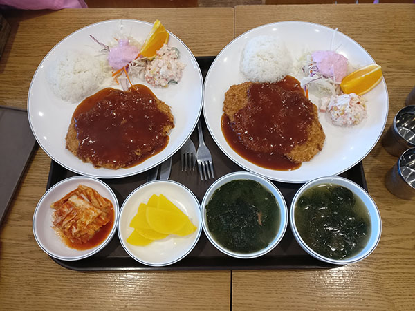 Mealtime at Spasis a Korean Jjimjilbang with Kids